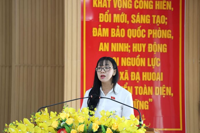 ĐBQH chuyên trách, Ủy viên Ủy ban Khoa học - Công nghệ và Môi trường của Quốc hội Trịnh Thị Tú Anh báo cáo hoạt động của Quốc hội với cử tri xã Đạ Huoai