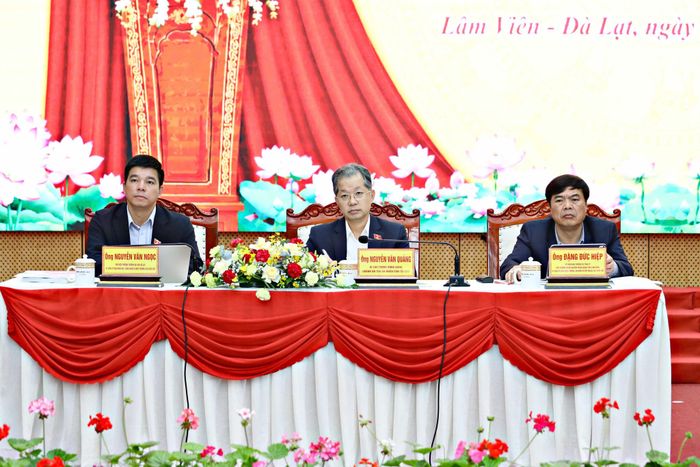 Bí thư Trung ương Đảng, Chánh án Tòa án Nhân dân tối cao Nguyễn Văn Quảng (ngồi giữa), ông Đặng Đức Hiệp (bên phải), Ủy viên Ban Thường vụ Tỉnh ủy, Phó Trưởng đoàn chuyên trách Đoàn ĐBQH tỉnh và ông Nguyễn Văn Ngọc (trái), Phó Hiệu trưởng Trường Đại học Đà Lạt, Ủy viên Ủy ban Khoa học, Công nghệ và Môi trường của Quốc hội chủ trì buổi tiếp xúc cử tri