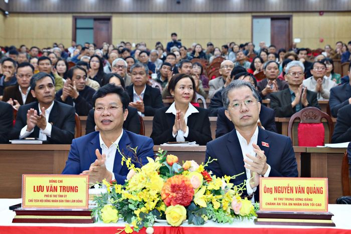 Bí thư Trung ương Đảng, Chánh án Tòa án Nhân dân tối cao Nguyễn Văn Quảng và Phó Bí thư Tỉnh ủy, Chủ tịch HĐND tỉnh Lâm Đồng Lưu Văn Trung dự hội nghị