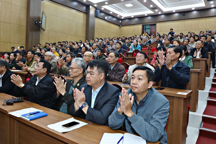 Cử tri phường Lâm Viên - Đà Lạt đồng tình với ý kiến trả lời của Đoàn đại biểu Quốc hội tỉnh và ý kiến của các sở, ngành, địa phương tại hội nghị
