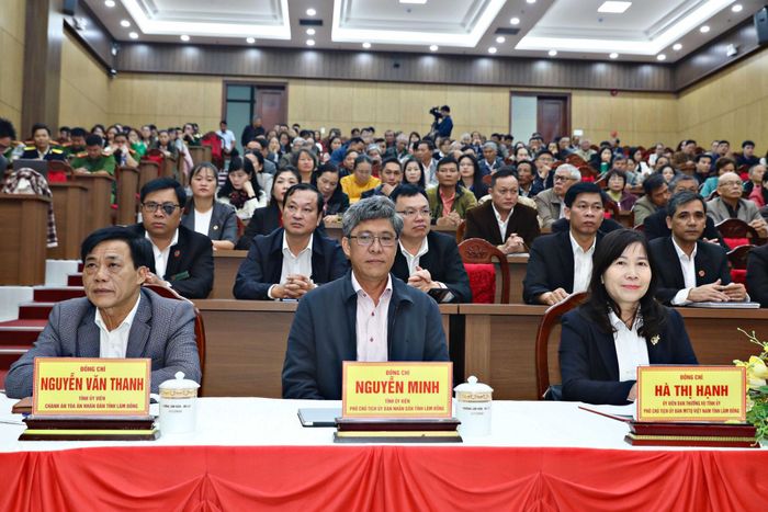 Các đồng chí: Hà Thị Hạnh, Ủy viên Ban Thường vụ Tỉnh uỷ, Phó Chủ tịch Uỷ ban MTTQ Việt Nam tỉnh; Nguyễn Minh (giữa), Tỉnh ủy viên, Phó Chủ tịch UBND tỉnh; Nguyễn Văn Thanh (bên trái), Tỉnh ủy viên, Chánh án Tòa án Nhân dân tỉnh dự hội nghị