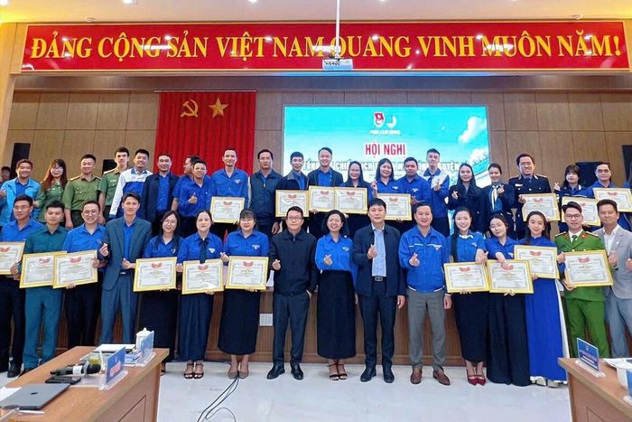 Các đại biểu và cá nhân có thành tích xuất sắc trong Chiến dịch Thanh niên tình nguyện hè năm 2026 chụp hình lưu niệm