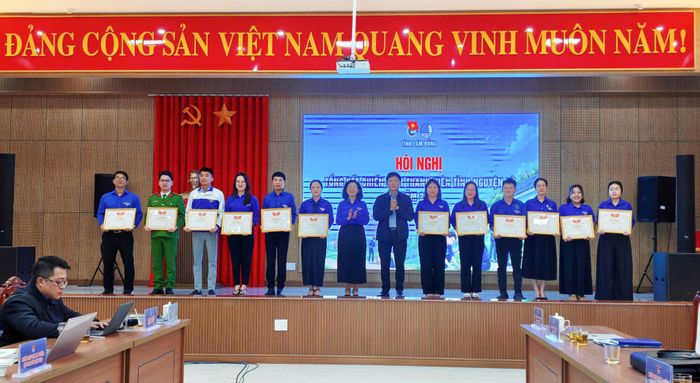 Trao Bằng khen cho các tập thể, cá nhân thành tích xuất sắc trong Chiến dịch Thanh niên tình nguyện hè năm 2026