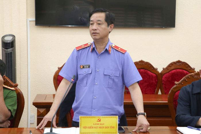Đồng chí Võ Quang Trung, Phó Viện trưởng Viện Kiểm sát nhân dân tỉnh Lâm Đồng báo cáo tại hội nghị