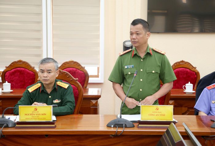 Đại tá Đậu Xuân Bảo, Phó Giám đốc Công an tỉnh Lâm Đồng báo cáo kết quả các mặt công tác tại hội nghị
