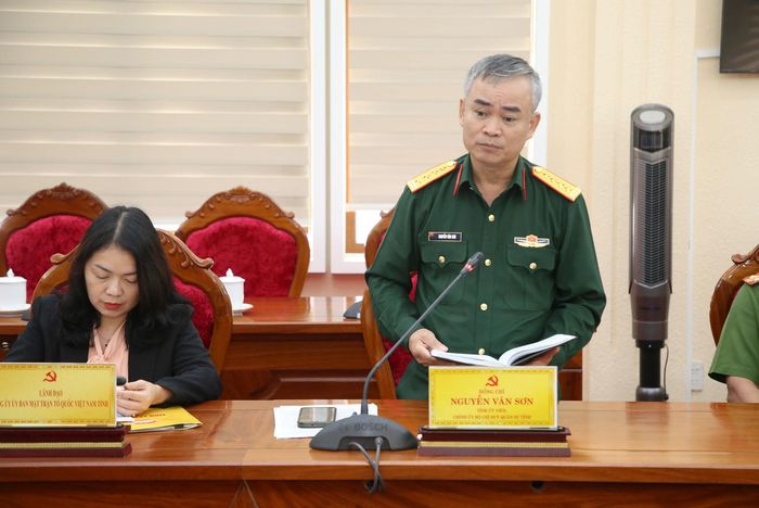 Đại tá Nguyễn Văn Sơn, Tỉnh ủy viên, Chính ủy Bộ Chỉ huy Quân sự tỉnh báo cáo tình hình công tác tại hội nghị