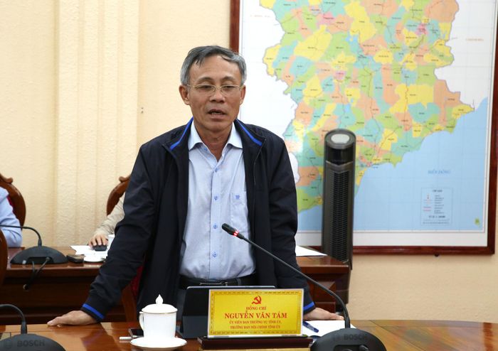 Đồng chí Nguyễn Văn Tám, Ủy viên Ban Thường vụ Tỉnh ủy, Trưởng Ban Nội chính Tỉnh ủy Lâm Đồng báo cáo tại hội nghị