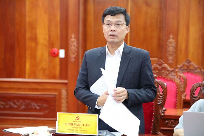 Đồng chí Đinh Văn Tuấn, Tỉnh ủy viên, Phó Chủ tịch UBND tỉnh Lâm Đồng trao đổi về công tác định hướng dư luận, phản bác các thông tin xấu độc trên không gian mạng