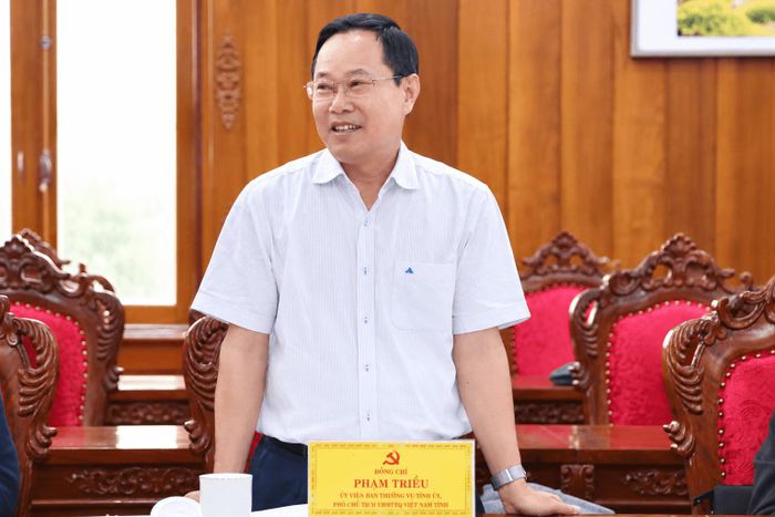 Đồng chí Phạm Triều, Ủy viên Ban Thường vụ Tỉnh ủy, Phó Chủ tịch Ủy ban MTTQ Việt Nam tỉnh Lâm Đồng trao đổi về công tác thông tin với báo chí