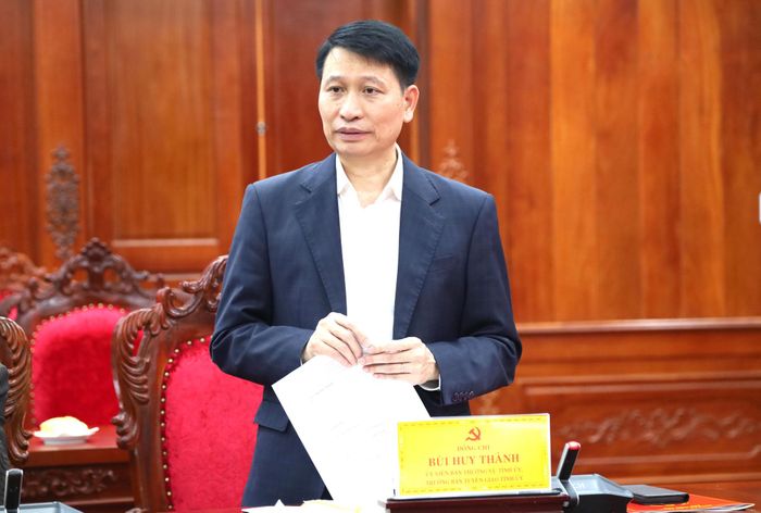 Đồng chí Bùi Huy Thành, Ủy viên Ban Thường vụ Tỉnh ủy, Trưởng Ban Tuyên giáo Tỉnh ủy trao đổi về công tác nắm bắt tình hình tư tưởng, dư luận xã hội trên địa bàn tỉnh