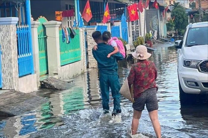 Lực lượng chức năng hỗ trợ học sinh đến trường