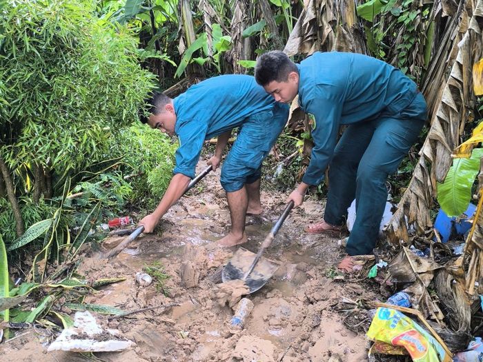 Các lực lượng xã Tuyên Quang hỗ trợ khắc phục, khơi thông điểm ngập