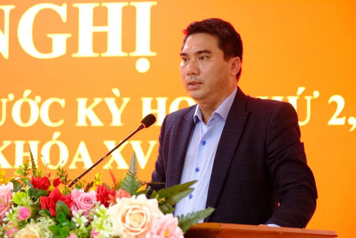 Ông Phan Thanh Hải, Phó Giám đốc Sở Giáo dục và Đào tạo tỉnh Lâm Đồng phát biểu, giải đáp các ý kiến, kiến nghị của cử tri