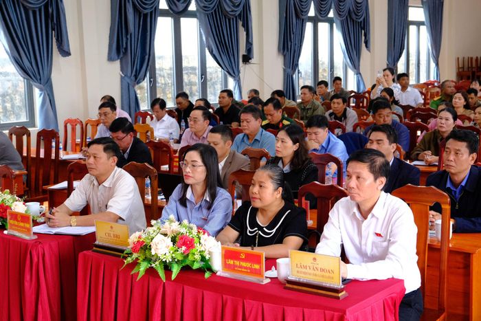 Đại diện lãnh đạo các sở, ngành, địa phương tham dự buổi tiếp xúc cử tri