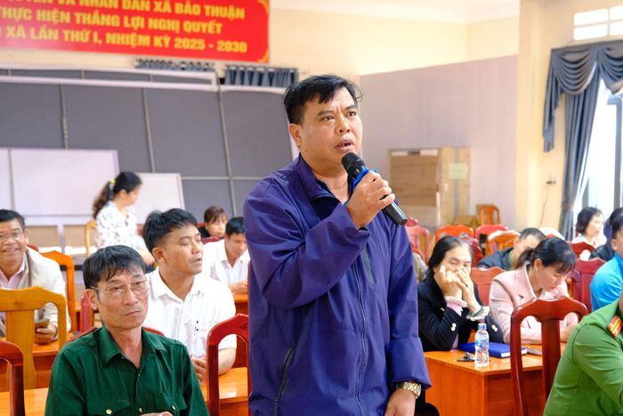 Cử tri Đỗ Quang Nhật, xã Bảo Thuận phát biểu ý kiến, kiến nghị các vấn đề quan tâm trên địa bàn
