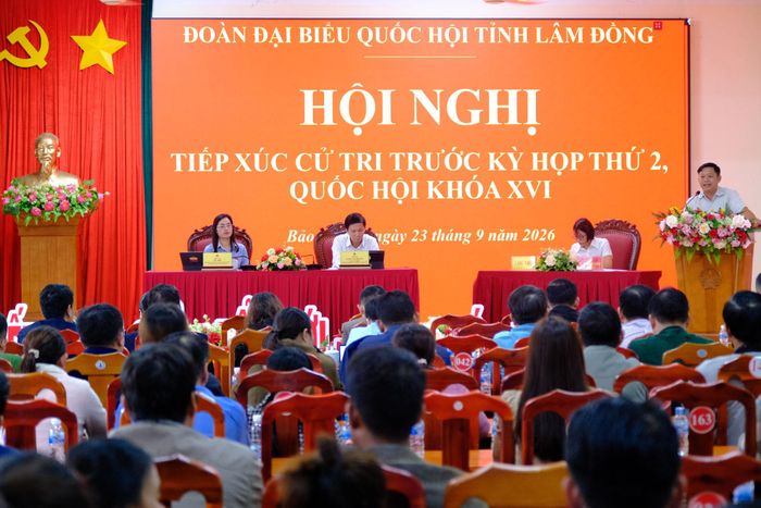Quang cảnh buổi tiếp xúc cử tri