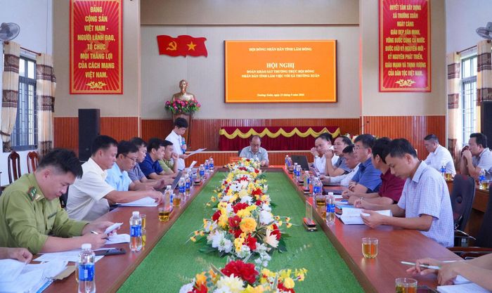 Quang cảnh buổi làm việc