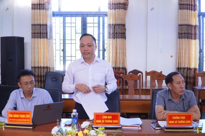 Ông Lê Xuân Thuận, Chủ tịch UBND xã Trường Xuân báo cáo các nội dung cử tri kiến nghị