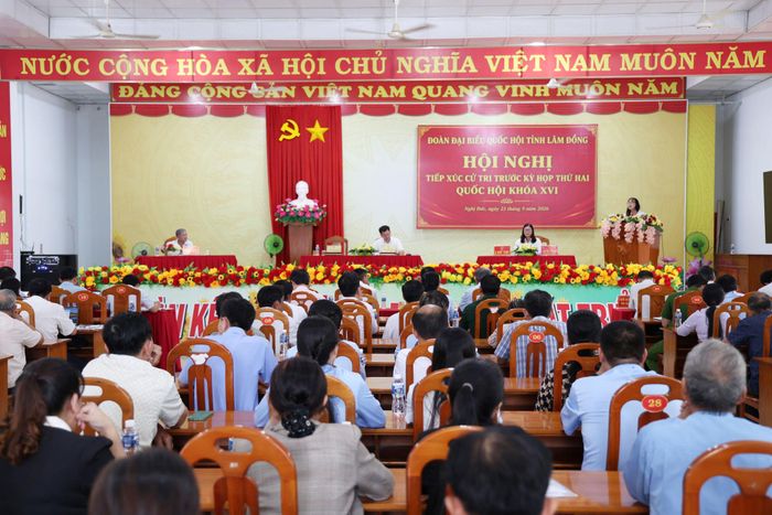 Quang cảnh hội nghị tiếp xúc cử tri tại xã Nghị Đức