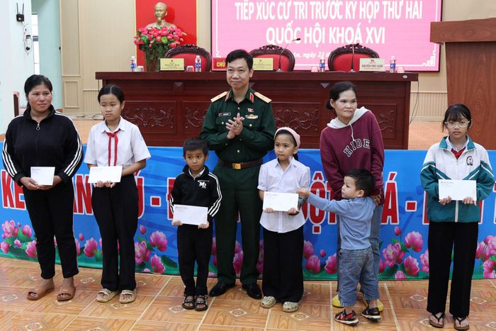 ĐBQH Phạm Đức Hoài trao tặng quà tới học sinh có hoàn cảnh khó khăn và gia đình có công với cách mạng xã Thuận An
