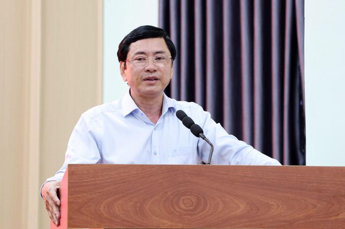 Bí thư Đảng ủy, Chủ tịch HĐND xã Thuận An Lê Văn Hoàng giải trình một số nội dung mà cử tri quan tâm