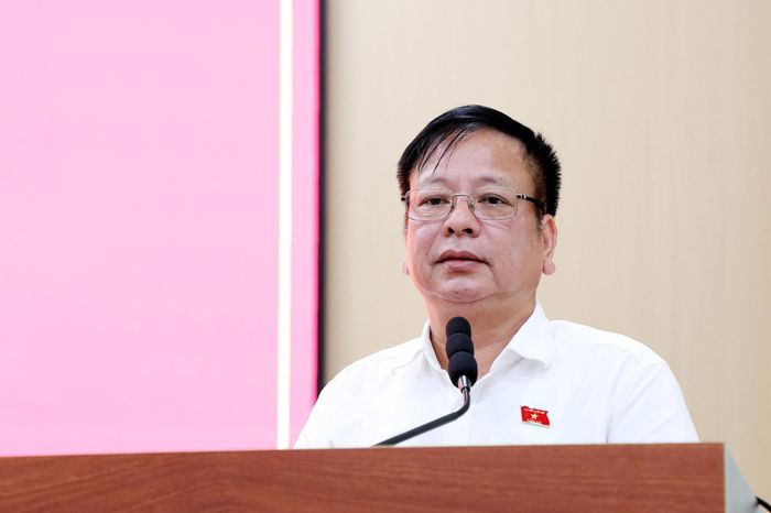 Đại biểu Quốc hội Nguyễn Trường Giang ghi nhận các ý kiến, kiến nghị của cử tri xã Thuận An