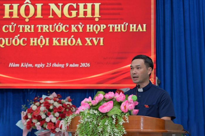 Thay mặt đoàn ĐBQH tỉnh, Linh mục Lê Nguyên Thao đã thông tin đến cử tri kết quả Kỳ họp
