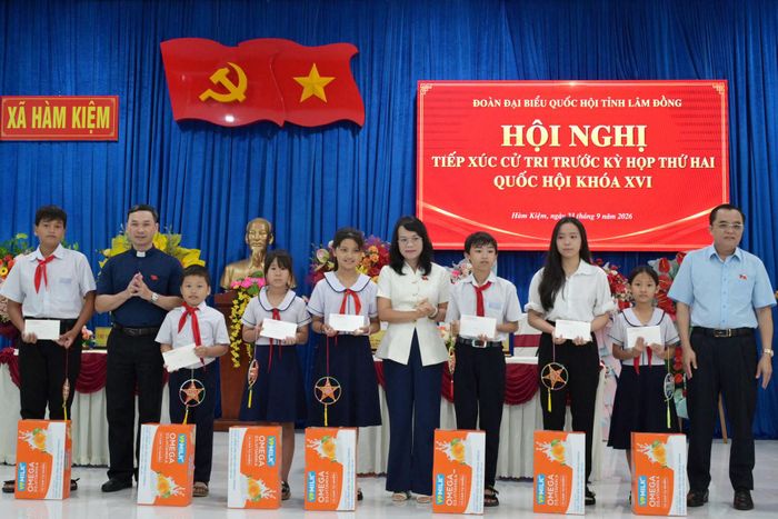 Đoàn ĐBQH tỉnh tặng quà cho học sinh vượt khó xã Hàm Kiệm nhân dịp Trung thu