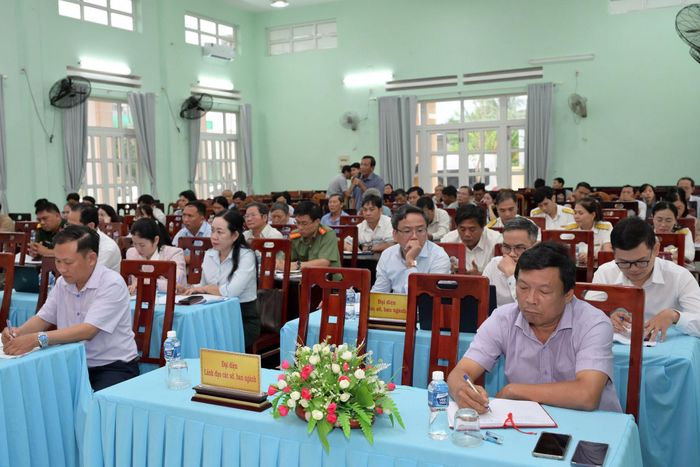 Các đại biểu tham gia buổi tiếp xúc tại xã Hàm Kiệm