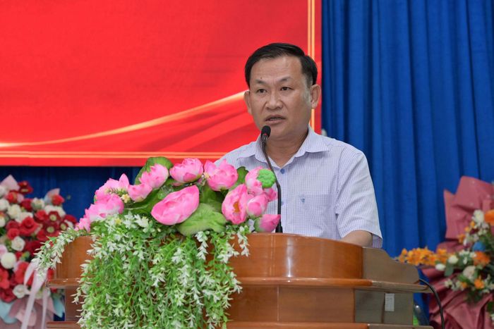 Ông Trần Hoàng Thanh, Phó Chủ tịch UBND xã Hàm Kiệm trả lời các nội dung thuộc thẩm quyền