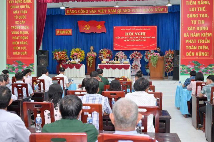 Toàn cảnh buổi tiếp xúc cử tri tại xã Hàm Kiệm
