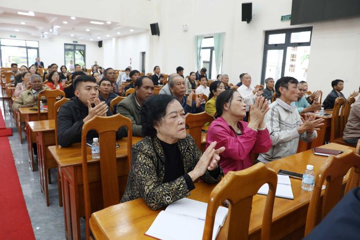 Cử tri xã Đức Trọng tham dự buổi tiếp xúc cử tri của Đoàn ĐBQH tỉnh Lâm Đồng chiều 23/9
