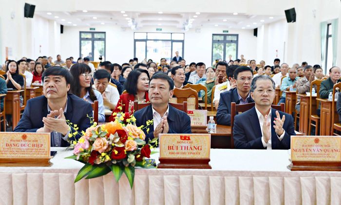 Bí thư Trung ương Đảng, Chánh án Tòa án nhân dân tối cao Nguyễn Văn Quảng (bên phải) và Phó Bí thư Tỉnh ủy Lâm Đồng Bùi Thắng (giữa) và đồng chí Đặng Đức Hiệp, Ủy viên Ban Thường vụ Tỉnh ủy, Phó Trưởng đoàn chuyên trách Đoàn đại biểu Quốc hội tỉnh dự hội nghị