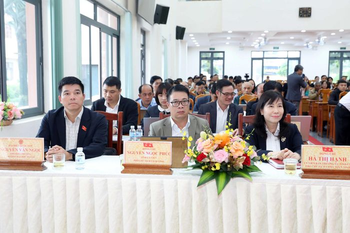 Các đồng chí: Hà Thị Hạnh, Ủy viên Ban Thường vụ Tỉnh ủy, Phó Chủ tịch Ủy ban MTTQ Việt Nam tỉnh; Nguyễn Ngọc Phúc (giữa), Tỉnh ủy viên, Phó Chủ tịch UBND tỉnh và đồng chí Nguyễn Văn Ngọc, Phó Hiệu trưởng Trường Đại học Đà Lạt, Ủy viên Ủy ban Khoa học, Công nghệ và Môi trường của Quốc hội dự hội nghị