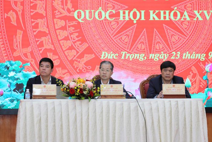 Bí thư Trung ương Đảng, Chánh án Tòa án nhân dân tối cao Nguyễn Văn Quảng (ngồi giữa), ông Đặng Đức Hiệp (bên phải), Ủy viên Ban Thường vụ Tỉnh ủy, Phó Trưởng đoàn chuyên trách Đoàn ĐBQH tỉnh và ông Nguyễn Văn Ngọc (trái), Phó Hiệu trưởng Trường Đại học Đà Lạt, Ủy viên Ủy ban Khoa học, Công nghệ và Môi trường của Quốc hội chủ trì buổi tiếp xúc cử tri