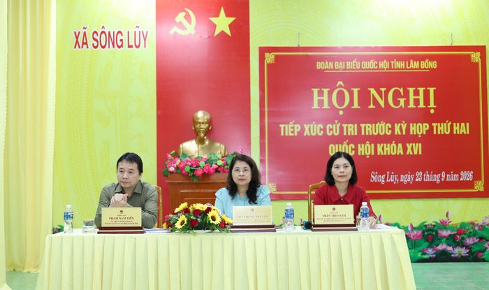 Bà Trần Hồng Nguyên (giữa), Phó Chủ nhiệm Ủy ban Pháp luật và Tư pháp của Quốc hội; ông Phạm Nam Tiến (ngoài cùng bên trái), Ủy viên chuyên trách Ủy ban Văn hóa và Xã hội của Quốc hội; bà Trần Thị Oanh (ngoài cùng bên phải) tại buổi tiếp xúc