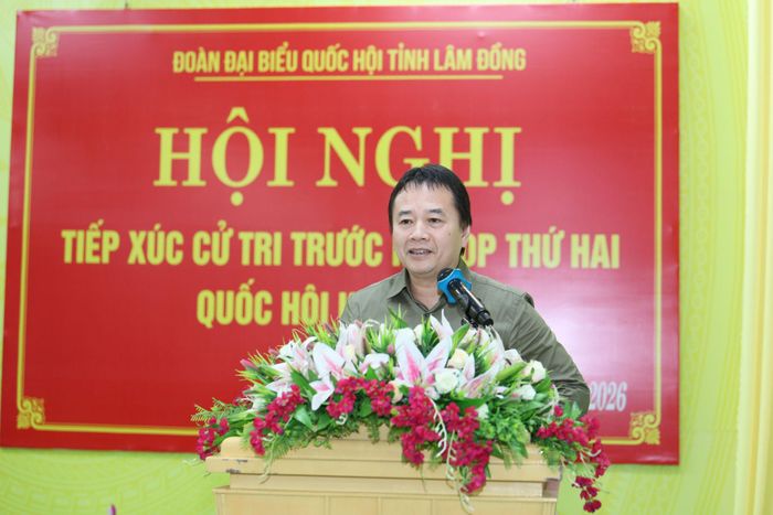 Đại biểu Phạm Nam Tiến, Ủy viên chuyên trách Ủy ban Văn hóa và Xã hội của Quốc hội trả lời kiến nghị cử tri tại buổi tiếp xúc