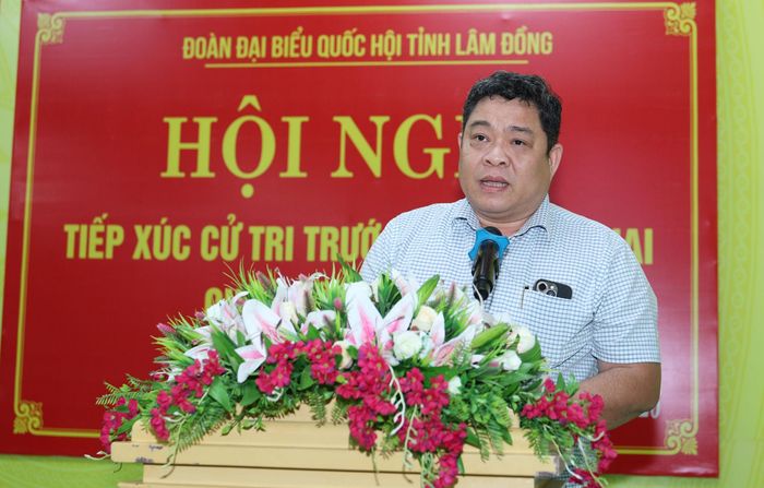 Ông Nguyễn Thanh Long, Phó Giám đốc Sở Xây dựng Lâm Đồng trả lời kiến nghị cử tri tại buổi tiếp xúc