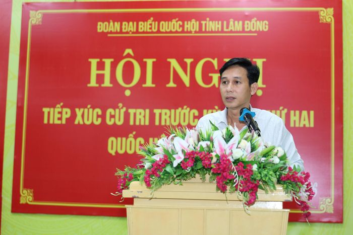 Ông Khuê Khúc Kỷ Nguyên, Chủ tịch UBND xã Sông Lũy trả lời kiến nghị cử tri tại buổi tiếp xúc