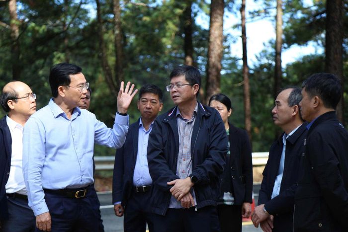 Chủ tịch UBND tỉnh Hồ Văn Mười cùng lãnh đạo UBND tỉnh, các sở, ngành kiểm tra chỉ đạo sau vụ sạt lở tại đèo Prenn hôm 21/9. Ảnh: Nguyễn Lương