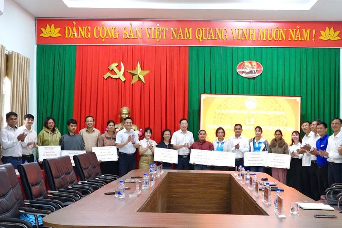 Ban Thường trực Ủy ban MTTQ Việt Nam tỉnh trao hỗ trợ cho các gia đình