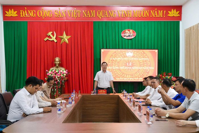 Đồng chí Phạm Triều, Ủy viên Ban Thường vụ Tỉnh ủy, Phó Chủ tịch Thường trực Ủy ban MTTQ Việt Nam tỉnh phát biểu tại chương trình