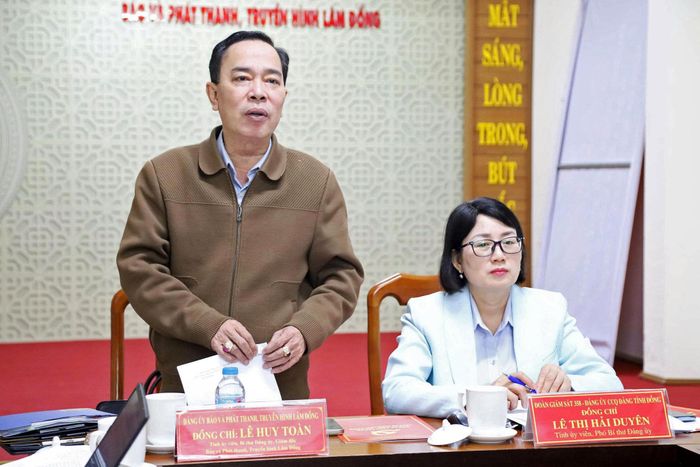 Đồng chí Lê Huy Toàn, Tỉnh ủy viên, Bí thư Đảng ủy, Giám đốc Báo và PTTH Lâm Đồng thông tin một số kết quả của cán bộ, đảng viên Báo và PTTH Lâm Đồng đã đạt được trong công tác tuyên truyền, học tập và làm theo tư tưởng, đạo đức, phong cách Hồ Chí Minh