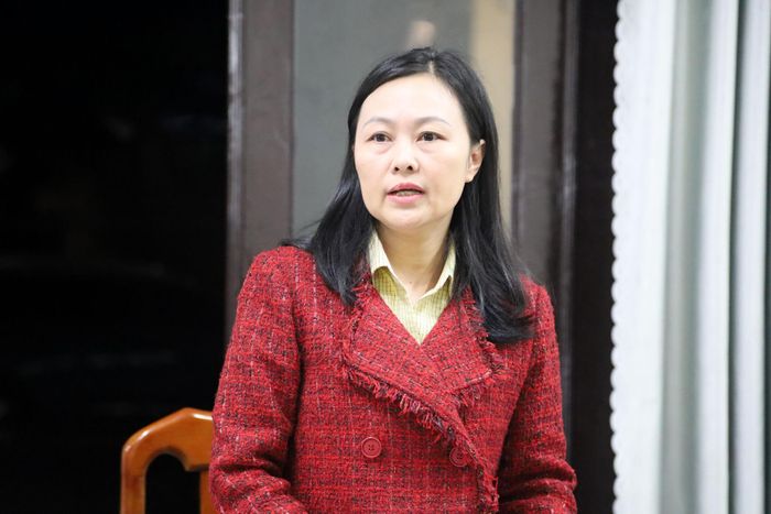 Phó Chủ nhiệm Ủy ban Kiểm tra Đảng ủy Các cơ quan Đảng tỉnh Lâm Đồng Lê Thị Thúy Hằng trao đổi một số nội dung tại buổi làm việc