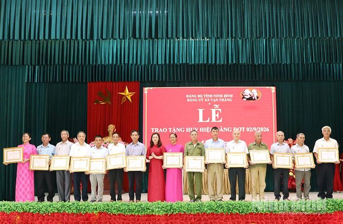 Lãnh đạo xã Vạn Thắng trao Huy hiệu Đảng cho các đảng viên.