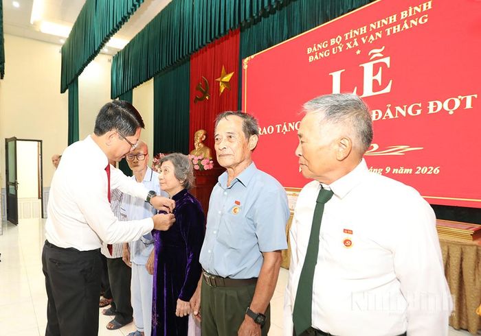 Đồng chí Trần Song Tùng, Ủy viên Ban Thường vụ Tỉnh ủy, Phó Chủ tịch Thường trực UBND tỉnh gắn Huy hiệu Đảng cho các đảng viên 65 năm tuổi Đảng, 60 năm tuổi Đảng.