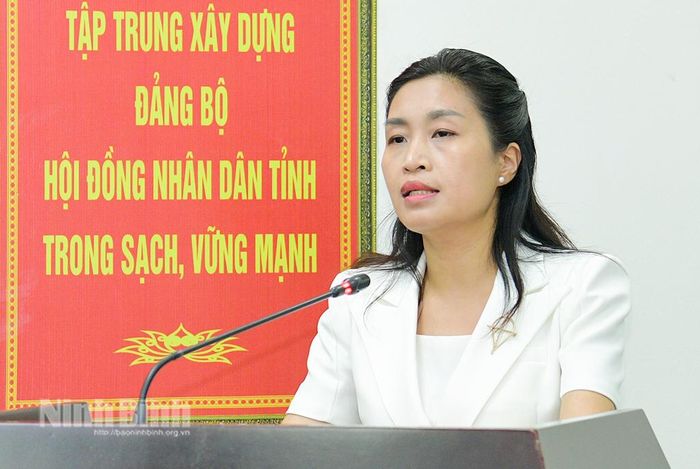Đồng chí Nguyễn Thị Nhung, Tỉnh ủy viên, Trưởng Ban Kinh tế - Ngân sách, HĐND tỉnh báo cáo kết quả của Đoàn giám sát.