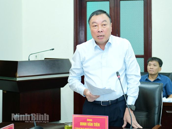 Đồng chí Đinh Văn Tiên, Ủy viên Ban Thường vụ Tỉnh ủy, Giám đốc Sở Nông nghiệp và Môi trường phát biểu tại hội nghị.