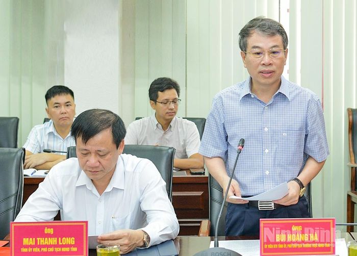 Đồng chí Bùi Hoàng Hà, Ủy viên Ban Thường vụ Tỉnh ủy, Phó Chủ tịch Thường trực HĐND tỉnh phát biểu tại hội nghị.