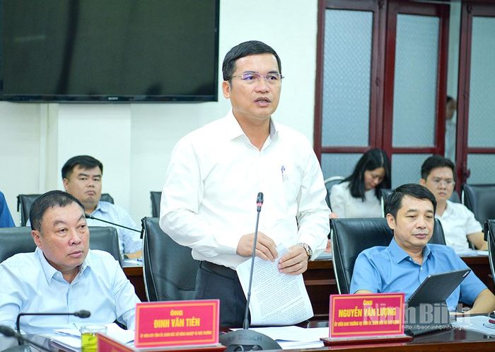 Đồng chí Nguyễn Văn Lượng, Ủy viên Ban Thường vụ Tỉnh ủy, Giám đốc Sở Xây dựng phát biểu tại hội nghị.